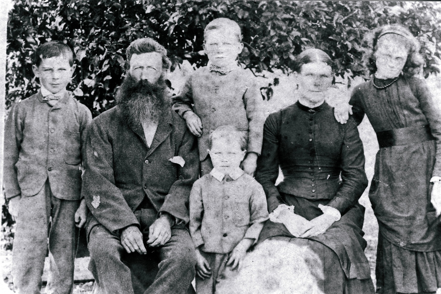 Photo of photos/William McLennan 1835-1909 family group portrait